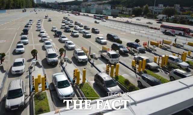 하계 휴가철 막바지 교통상황 혼잡 예상. 수도권 및 강원권 비 예보와 17일 임시공휴일 지정으로 인한 휴가 나들이 차량 증가로 혼잡이 예상된다. /더팩트 DB