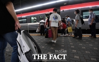 [TF포토] 타 시도 이동자제 권고... '하행선 기차에 오르는 여행객들'