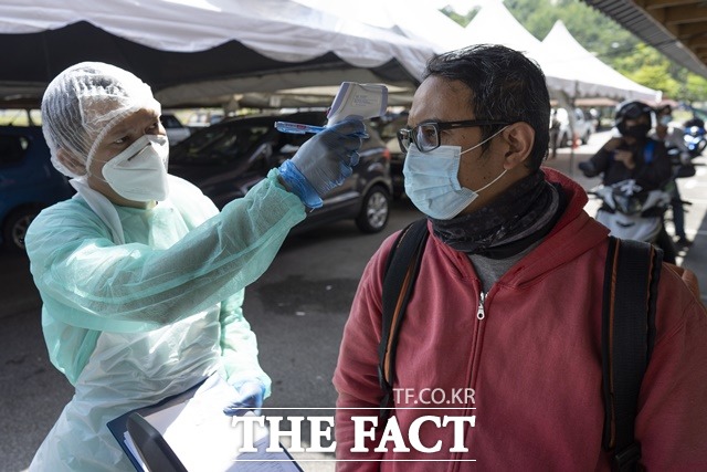 말레이시아에서 전염력이 높은 신종 코로나바이러스 변종이 발견됐다. 말레이시아 쿠알라룸푸르 외곽 곰박에서 보건 관계자가 코로나19 검사를 하고 있다. /AP.뉴시스