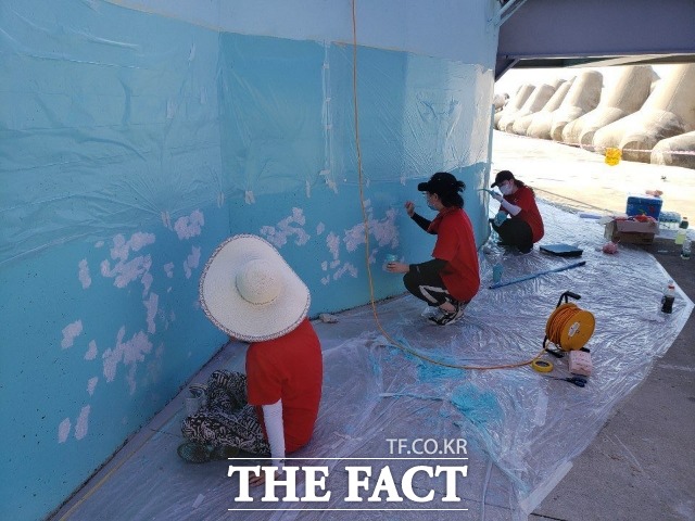 부산대 미술전공자들 울릉 천부 해중전망대 벽화 재능기부하고있다./울릉군 제공