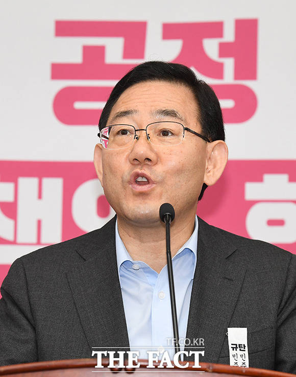 주호영 미래통합당 원내대표가 지난 15일 광화문 집회에 통합당 일부 인사들이 참석해 논란이 일고 있는 것과 관련해 방역적인 측면과 정권 비판 메시지는 달리 봐야 한다고 18일 밝혔다. /배정한 기자