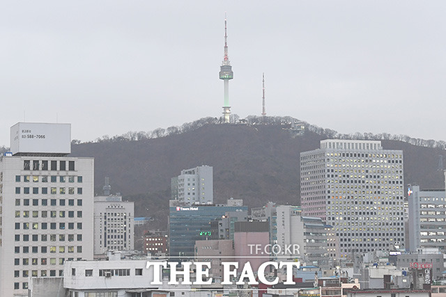 미세먼지 농도가 나쁨 수준을 보이는 2018년 11월29일 오후 서울 중구 소공로 일대와 광화문 일대에서 바라본 남산타워의 모습이 미세먼지로 인해 뿌옇게 보이고 있다. /남용희 기자