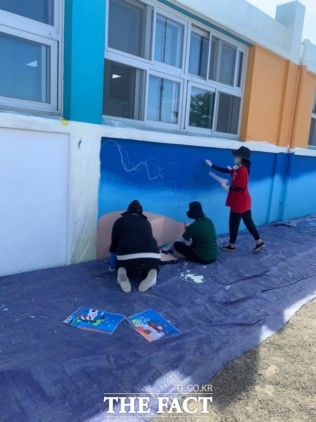부산대학교 미술전공자들 울릉군에재능기부 변화를 그리고있다./울릉군 제공