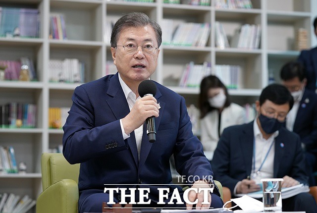 문재인 대통령이 18일 그린 스마트 스쿨 현장 방문의 일환으로 서울 중구 창덕여자중학교를 방문, 그린 스마트 스쿨 추진 전국 시도교육감 간담회에서 발언하고 있다. /청와대 제공