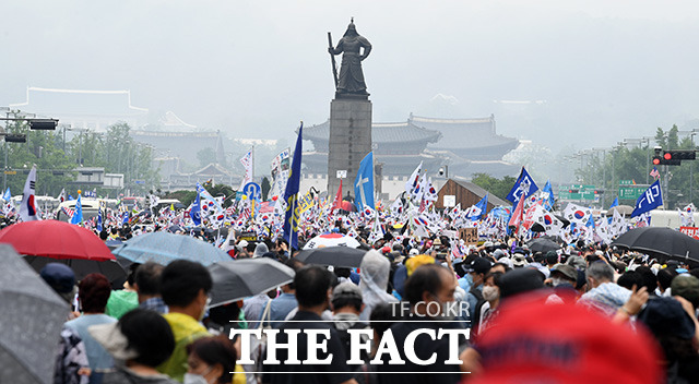 전광훈 목사가 이끄는 사랑제일교회와 보수단체가 참석한 8.15 광화문 국민대회가 15일 오후 서울 광화문광장에서 열린 가운데 집회 참가자들이 광화문 사거리를 가득 메우고 있다./임영무 기자