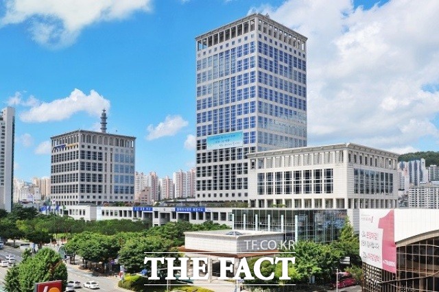 부산시는 지난 6월부터 오는 12월까지 코로나바이러스감염증(코로나19) 확진자 동선에 포함된 5인 미만 사업장을 운영 중인 소상공인을 대상으로 최대 300만원을 지원한다. 사진은 부산시청 전경. /부산시 제공