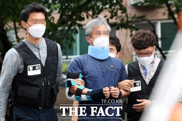 문재인 대통령을 향해 신발을 던져 구속영장이 신청됐지만 구속을 면한 50대 남성(가운데)이 지난 15일 광복절 집회 도중 경찰을 폭행한 혐의로~. /남용희 기자