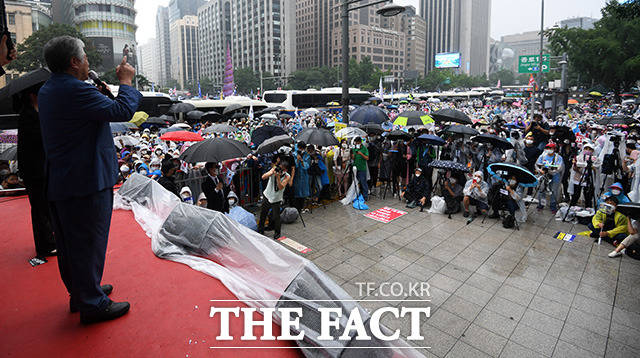 전광훈 목사가 이끄는 성북구 사랑제일교회 코로나19 확진자 중 적어도 10명이 서울 도심 집회에 참석한 것으로 확인됐다./임영무 기자