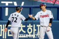 [TF포토] '코로나 대비, 터치는 주먹으로!'