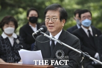 [TF포토] 김대중 서거 11주기, 추도사하는 박병석 국회의장