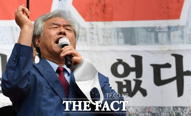 전광훈 사랑제일교회 담임목사 사건을 심리 중인 재판장이 신종 코로나바이러스감염증 음성 판정을 받았다. 사진은 지난 15일 오후 서울 광화문광장에서 열린 8.15 광화문 국민대회에서 정부를 규탄하는 전 목사의 모습. /임영무 기자