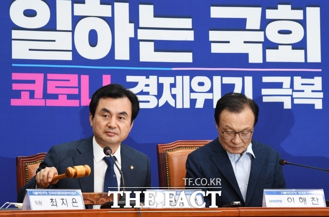 더불어민주당 전국대의원대회준비위원회는 오는 29일로 예정된 전당대회를 당사에서 온라인으로 중계하기로 19일 결정했다. 지난 6월 9일 민주당 전준위 제1차 회의 개의를 알리는 안규백 전준위 위원장(왼쪽)과 이해찬 대표. /배정한 기자