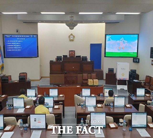 양산시의회가 상임위 위원 선임 및 의장 불신임 등으로 갈등이 빚어지자 정회를 선언했다. 이에 오랜 시간 본회의장이 비어있는 모습./양산=강보금 기자