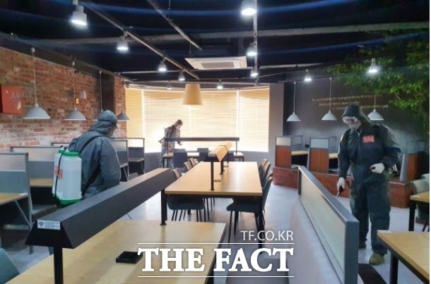 수도권발 코로나19 지역감염 확산이 우려되는 가운데 포항시가 생활방역단(구청 및 읍·면·동 181명) 및 방역컨설팅단(13개 팀, 239명) 등을 적극 활용해 방역강화에 나서기로했다./사진제공=포항시