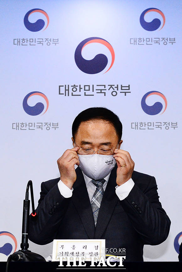 홍남기 부총리 겸 기획재정부 장관이 월차임(전월세) 전환율을 기존 4%에서 2.5%까지 낮출 계획이라고 발표했다. /남용희 기자