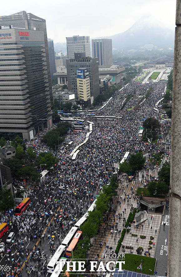 서울시가 8월8일과 15일 광화문광장 일대 집회에 참석한 시민들에게 검사이행 명령을 발령했다. 전광훈 목사가 이끄는 사랑제일교회와 보수단체가 참석한 8.15 광화문 국민대회가 15일 오후 서울 광화문광장에서 열린 가운데 집회 참가자들이 광화문 사거리를 가득 메우고 있다. /임영무 기자