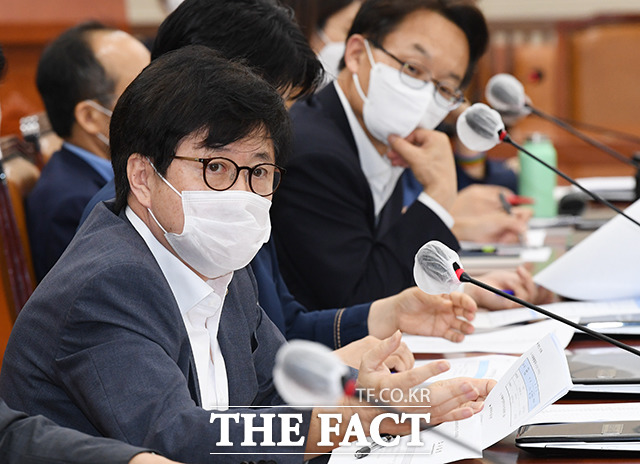 유경준 미래통합당 의원은 김 후보자의 주택 청약 문제, 위장전입 의혹을 집요하게 추궁했다. 지난 13일 국회 기재위 전체회의에 참석한 유 의원(왼쪽). /배정한 기자