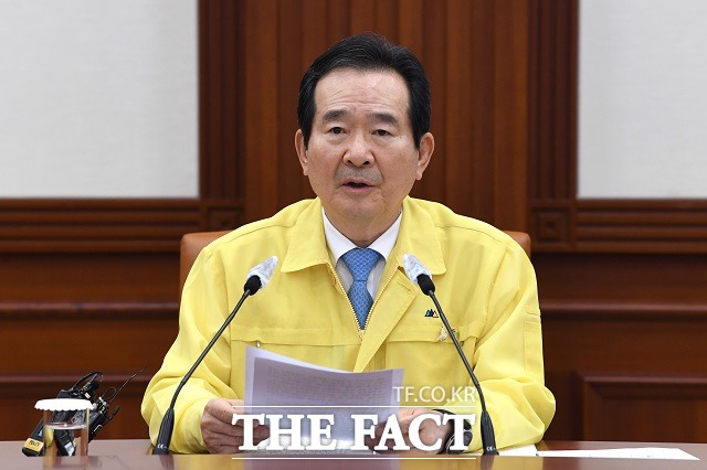 정세균 국무총리는 19일 정부서울청사에서 주재한 코로나19 중앙재난안전대책본부 회의에서 정부는 방역 당국의 진단 검사와 역학조사를 방해하는 행위에 엄정하게 법적 책임을 물을 것이라고 밝혔다. /남윤호 기자