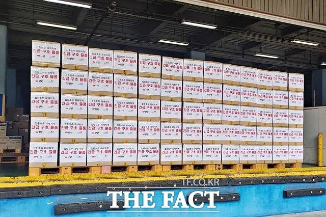 신원이 장마 피해를 입은 수재민을 돕기 위해 5억 원 상당의 구호 의류를 특별재난지역에 전달했다고 19일 밝혔다. /신원 제공