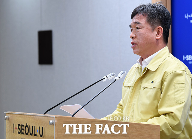 서울시가 8월8일과 15일 광화문광장 일대 집회에 참석한 시민들에게 검사이행 명령을 발령했다. 서정협 서울시장 권한대행이 16일 오전 서울 중구 서울특별시청 브리핑룸에서 서울지역 코로나19 발생 현황 및 대응 상황 브리핑을 하고 있다. /남용희 기자