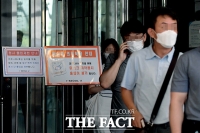 [TF사진관] 서울시청 확진자 발생, 밖으로 나오는 직원들