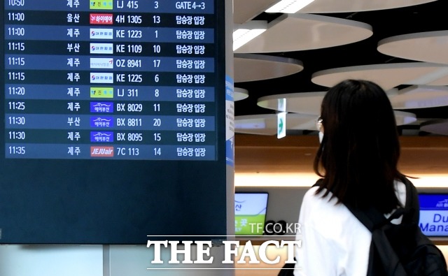 코로나19가 재확산되면서 국내선 운항으로 간신히 버티고 있는 LCC의 유동성 위기가 현실화되고 있다. /이선화 기자