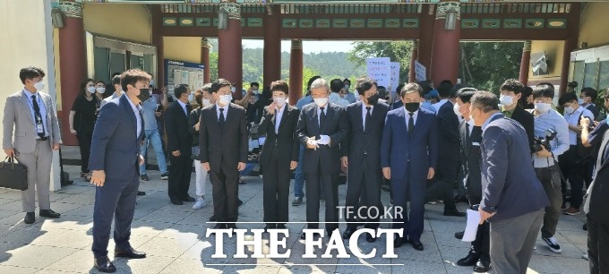 미래통합당 김종인 비상대책위원장이 19일 국립 5.18민주묘지에서 무릎사죄를 하고 다녀간 광주의 민심은 명암이 엇갈렸다. 진일보한 행보다는 평가가 있는 반면 대선 포석용의 사과 제스처라는 냉소적 반응도 적지 않았다. 사진은 20일 오전 국립 5.18민주묘지 입구에서 사과문을 읽고 있는 김종인 위원장./광주=박호재 기자