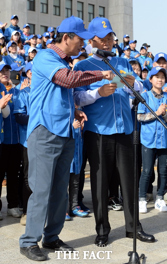 지난 2016년 20대 총선 당시 응원가 뮤직 비디오 촬영 중인 김종인(오른쪽) 비상대책위원회 대표와 정청래 의원의 모습. /더팩트 DB