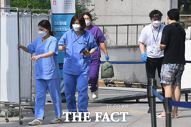 검사 준비로 분주한 의료진들