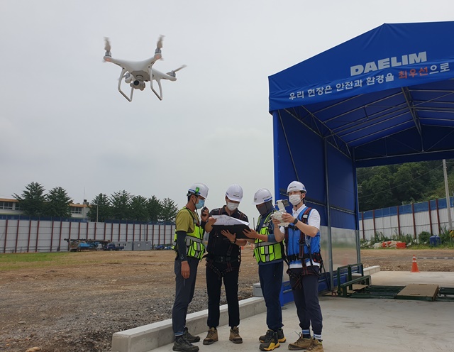 인천에 건설중인 e편한세상 부평 그랑힐스 현장에서 대림산업과 협력업체 직원들이 드론을 활용해 측량작업을 하고 있다. /대림산업 제공