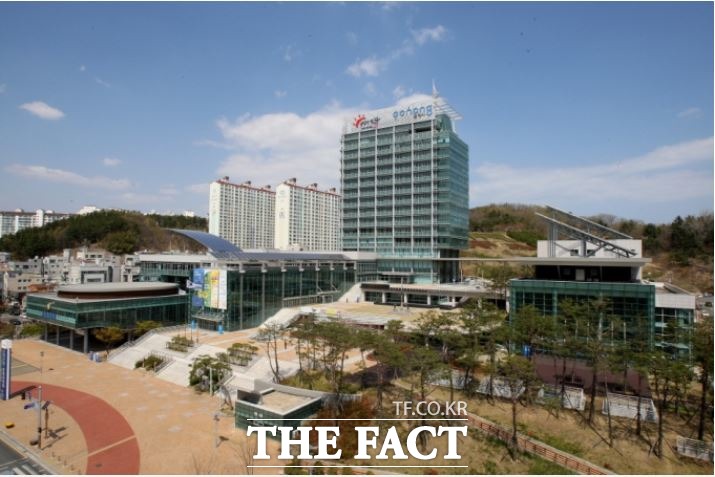 코로나19 장기화의 영향과 철강경기 등 지역경기의 전반적인 침체로 포항시의 내년도 재정이 1천500억원의 결손이 예상돼, 재정운영에 비상이 걸렸다.사진은 포항시청 전경 /포항시 제공