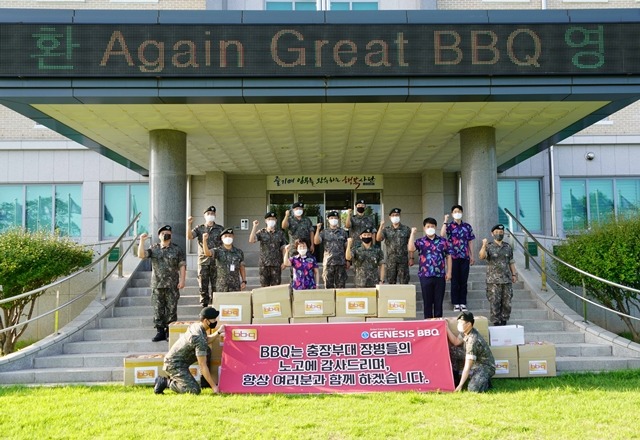 BBQ가 19일 수해복구를 지원하는 제 31보병사단 군 장병에게 치킨 1300인분을 전달했다고 밝혔다. /BBQ 제공