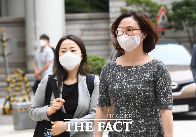 20일 서울중앙지법 형사합의25-2부 심리로 열린 정경심(오른쪽) 동양대 교수 재판에 그의 자산관리인 김경록 씨가 증인으로 출석했다. 사진은 지난 13일 서울중앙지법에서 열린 속행 공판에 출석한 정 교수의 모습. /이동률 기자