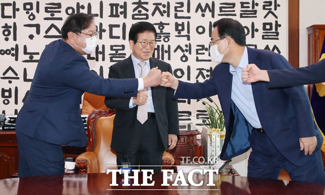 박병석 국회의장(가운데)과 김태년 더불어민주당 원내대표(왼쪽), 주호영 미래통합당 원내대표가 20일 오전 서울 여의도 국회에서 여·야 원내대표 회동을 갖고 주먹인사를 나누고 있다. /국회=남윤호 기자