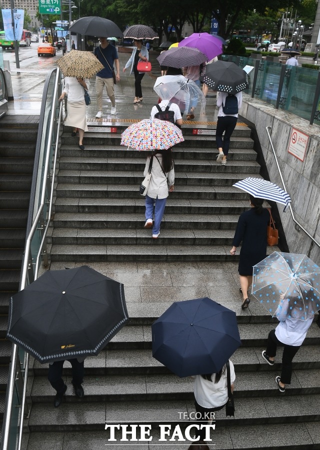 기상청에 따르면 21일 서울, 경기 등 중부 지역엔 비가 내리겠다. 출근하는 시민들의 모습. /이동률 기자