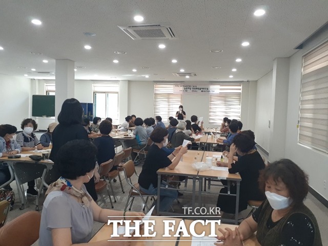울릉군 생활개선회 연합회원들이 참석한 가운데 천연화장품 제조 교육을 하고 있다./울릉군 제공