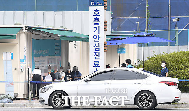 오전부터 시민들로 붐비는 선별진료소