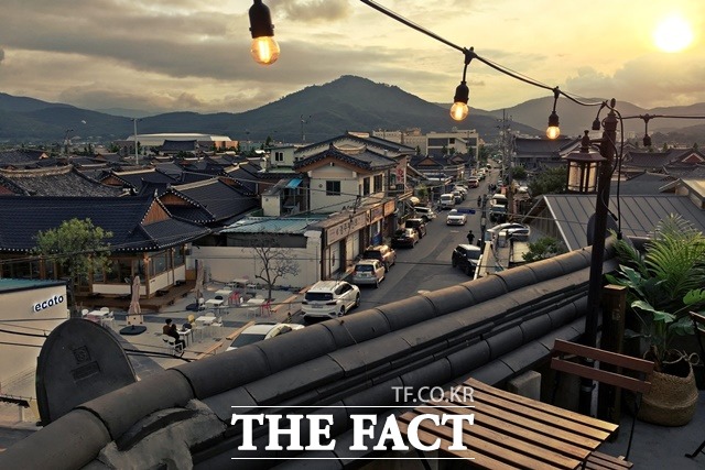 경북 경주지역에 코로나19 고양시 151번 확진자가 지난 16일부터 17일 이틀간 다년간 것으로 나타나 코로나 확산 방지에 비상이 걸렸다. 경주시 황리단길 전경. /경주시 제공