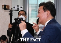  '가족 협박 의혹 보도'에 민경욱 '장도리 빌린 것…법적 조치'