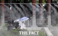[TF사진관] '푹푹 찌는 찜통더위'...'쿨링포그'에서 더위 식히는 시민들