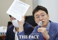 [TF포토] 질의하는 김웅 의원