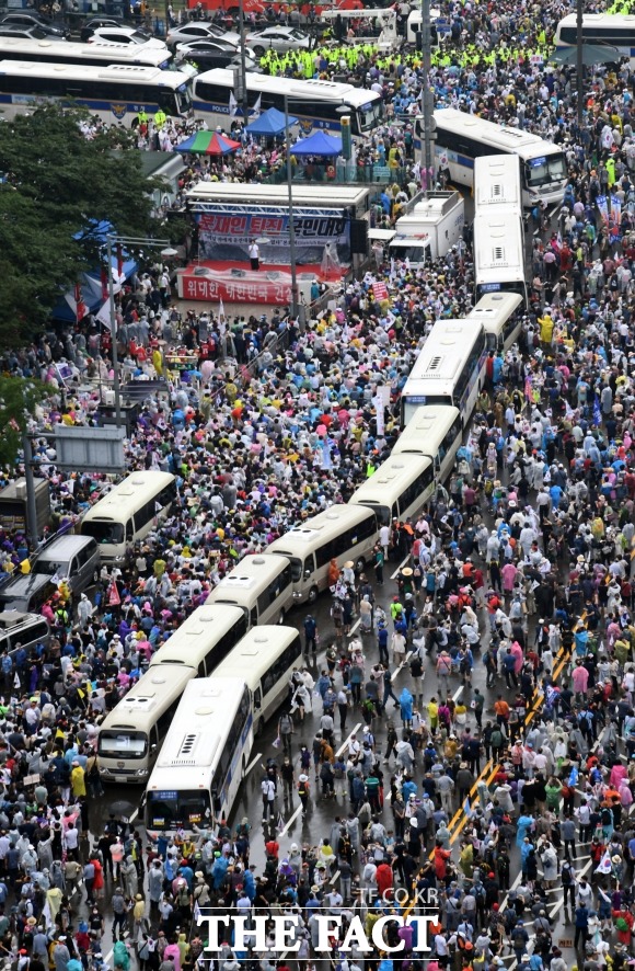 전광훈 목사가 이끄는 사랑제일교회와 보수단체가 참석한 8.15 광화문 국민대회가 15일 오후 서울 광화문광장에서 열린 가운데 집회 참가자들이 광화문 사거리를 가득 메우고 있다./임영무 기자