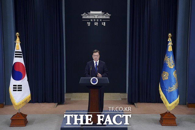 코로나19 확진자 수가 급증한 이후 문재인 대통령의 국정수행 지지율도 오르고 있다. 방역에 대한 기대감이 커진 것과 보수단체의 광화문 집회 강행 등의 여파로 보인다. /청와대 제공