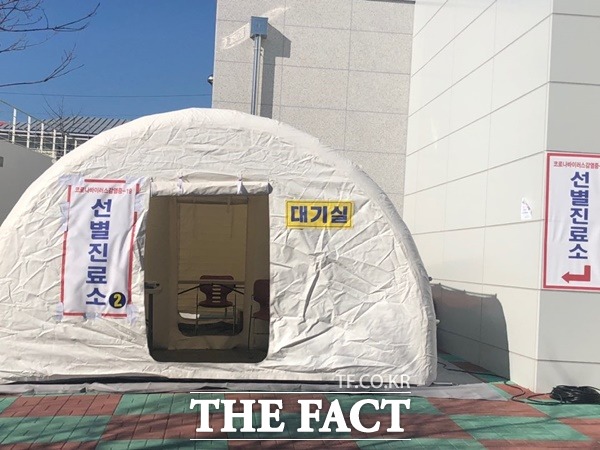 경북 지역 코로나 19 신규확진자가 21일 0시기준 6명이 추가 발생, 누진확진자는 1389명으로 늘었다.사진은 지난 3월 포항 의료원에 설치된 선별진료소 모습./포항=오주섭기자