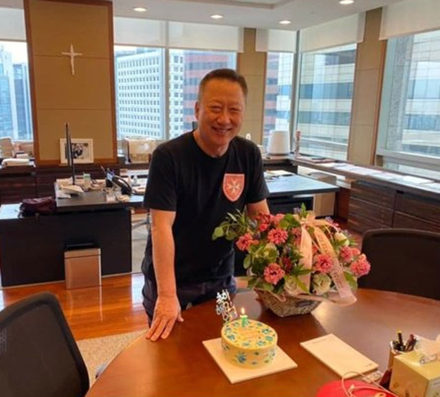 작업복 차림의 박용만 대한상공회의소 회장이 취임 7주년 축하 케이크와 꽃바구니를 받고 환하게 웃고 있다. /박용만 회장 페이스북 캡처