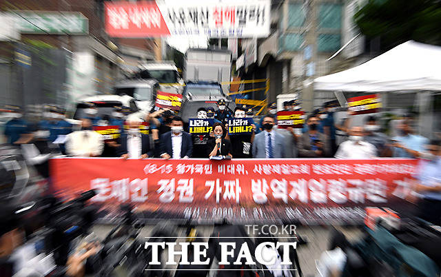 사랑제일교회 등을 중심으로 수도권의 코로나19 확산세가 이어지는 21일 서울 성북구 사랑제일교회 앞에서 전광훈 목사의 변호인단이 기자회견을 열고 전 목사의 성명서를 대독하고 있다. /이새롬 기자