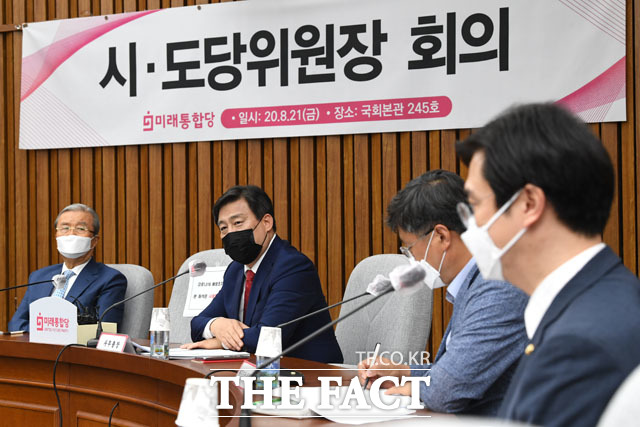 발언하는 김선동 사무총장(왼쪽에서 두 번째).
