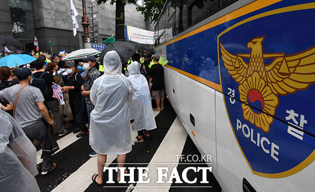 21일 경찰에 따르면 현재까지 광화문집회 경비에 투입된 서울지방경찰청 소속 경찰관 중 4명이 코로나19 양성 판정을 받았다./남용희 기자