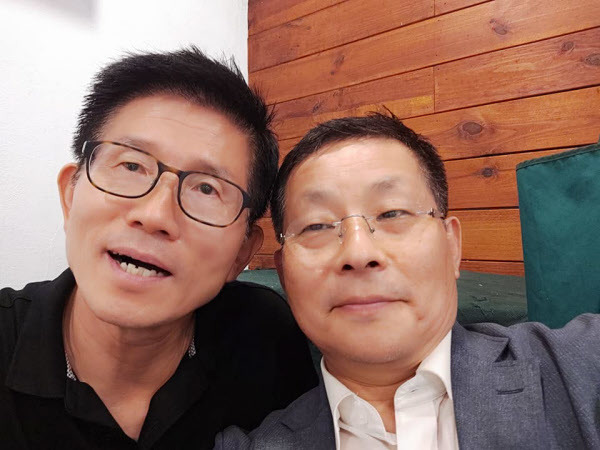 지난 15일 광화문 집회에 참석해 얼굴을 밀착한 채 인증샷을 찍은 김문수 전 경기지사와 차명진 전 의원(왼쪽부터). /차 전 의원 페이스북 갈무리