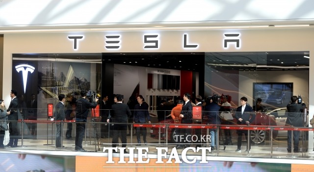 미국 전기차 업체 테슬라의 주가가 2000달러를 넘겼다. 시가총액도 세계 최대 유통업체 월마트를 추월했다. /더팩트 DB